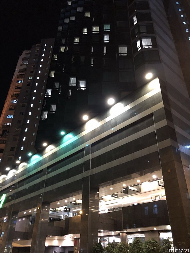 ホテルの外観。「Stanford Hotel」と言う看板は入り口までいかないと書いてありません。道に迷ったら「仕徳福酒店」の文字を現地の人に見せて道案内してもらってください。