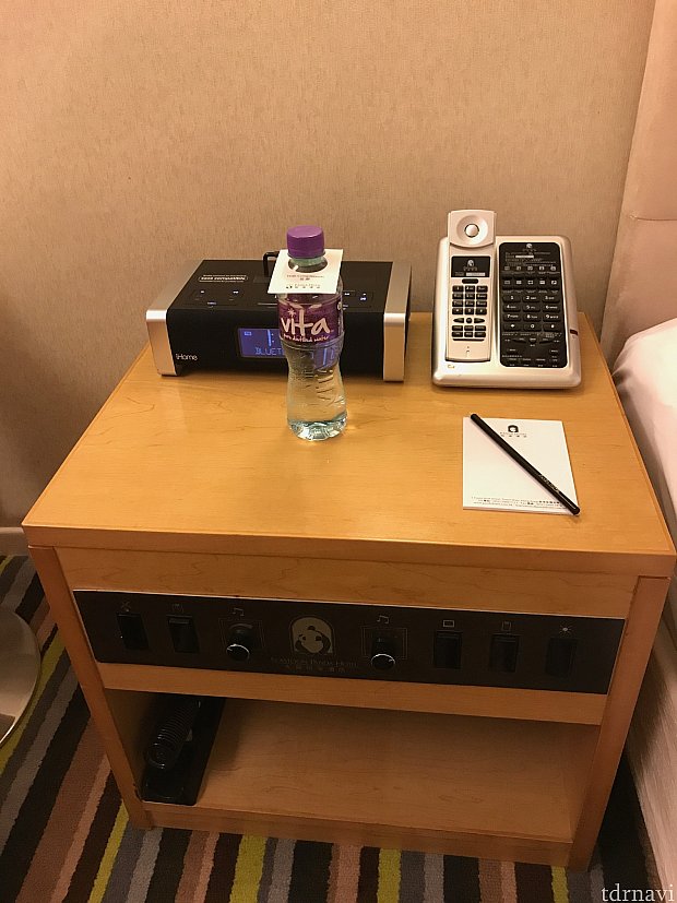 枕元のテーブルには無料のお水。
