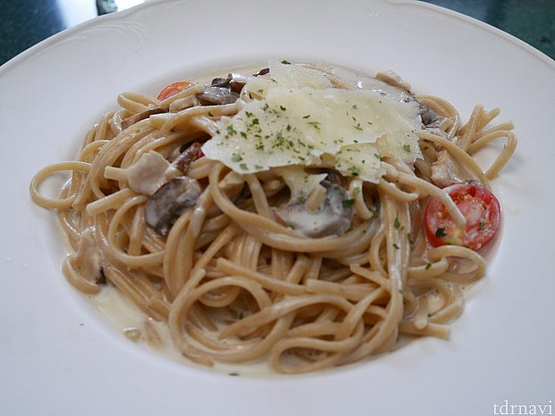 【マッシュルームスパゲッティ】
全粒粉なのかソバのようなパスタでした!麺は全粒粉の体に良さそうな味(笑)ソースは美味しかったです!