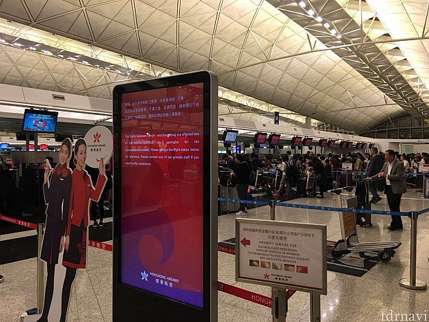 香港航空のチェックインカウンターです。