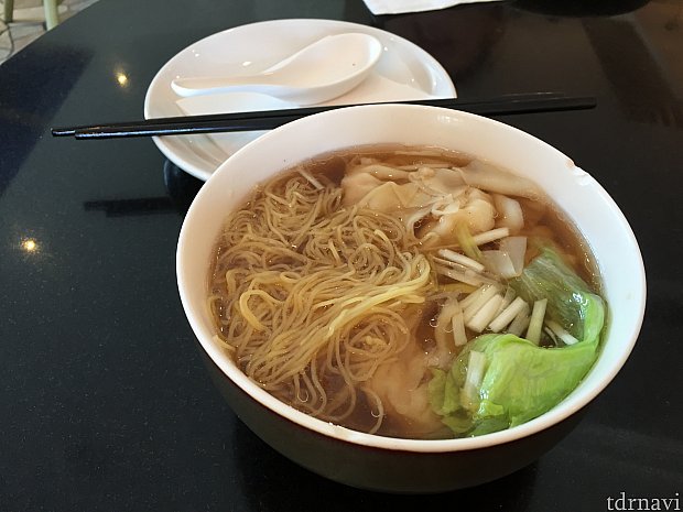 エビワンタン麺。エビのダシが優しい味でした。ワンタンもプリプリのエビとひき肉が一緒に包まれていて、たくさん入ってました。