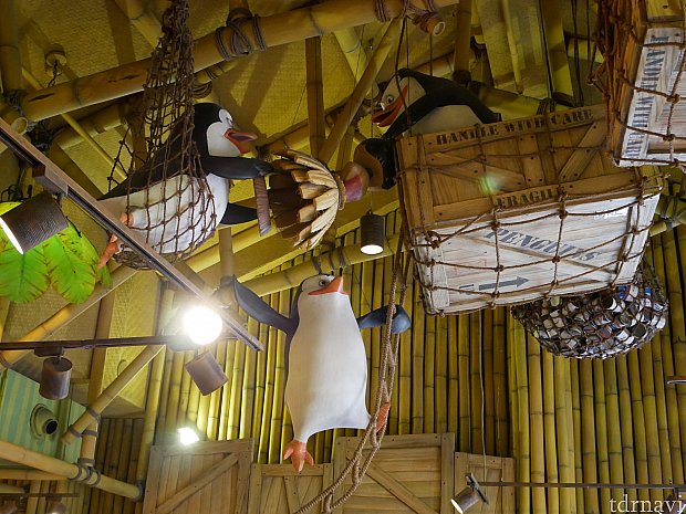 中でもペンギンズが作業中!隊長の彼女を搬送中?さすがペンギンズ仕事ができるっ!