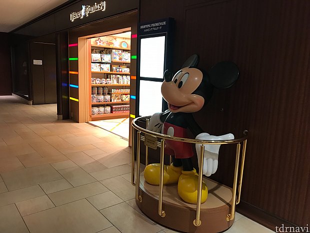 ディズニーのお土産を持ちながら歩くのが大変な方は、ホテル内にもショップがあります。