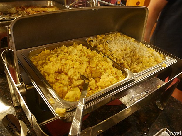 【朝食ブッフェ】
スクランブルエッグ
アメリカのブッフェはこんなものなのかもですが、日本や香港の朝食ブッフェを思い浮かべると寂しい感じ。セットメニューの方がオススメです!