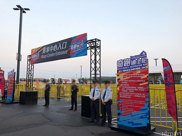 レースセンター入口。
普段観光バスが止まっている広い敷地。晴れて良かった!