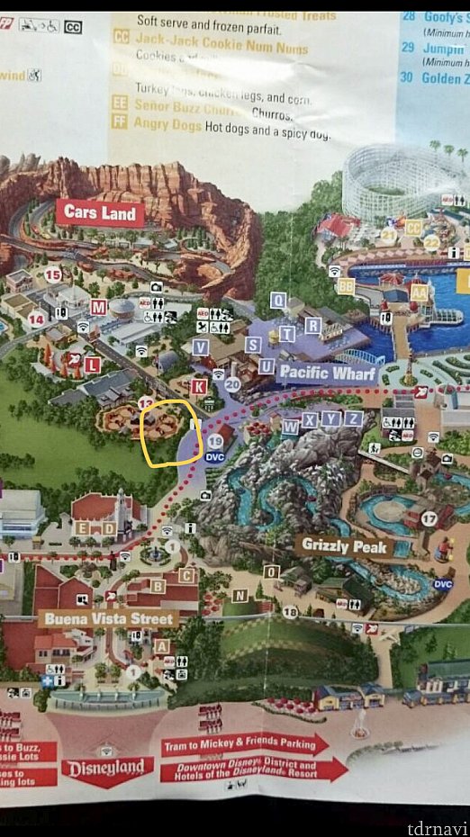 私たちはカーズランドに入る手前の黄色い丸印のあたりで観ました。正面からのフロートを見ることができ、パレードルートの反対側に人がいないのでキャラが比較的こちらを見てくれたり写真を撮りやすかったです。