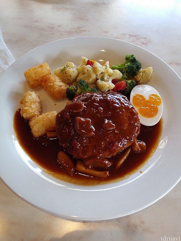 ハンバーグです。付け合わせも美味しかったです。ハッシュドポテトが嬉しかったです。