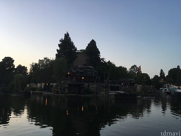 一番最初に入ったので、エリア内の好きな場所にポジることができました。一番ブルーバイユーに近い中央寄りを確保。