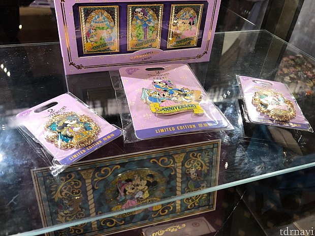 店の手前に展示されています。
バラのは袋に入っています。
