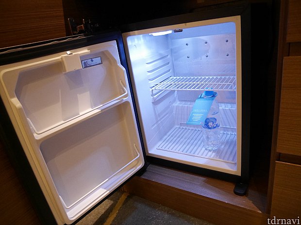 冷蔵庫のサイズはこんな感じ。お水はサイズ比較用で本来は何も入っていません。