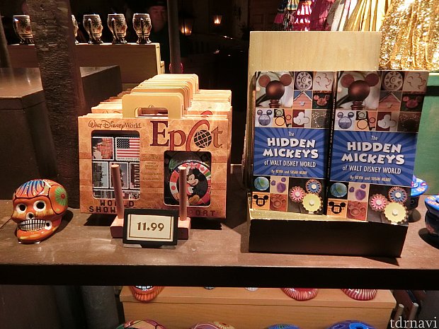 余談ですが、ディズニーワールド内では「The HIDDEN MICKEYS of WALT DISNEY WORLD 」という隠れミッキーの公式ガイドブックが売られています。アメリカってすごい!