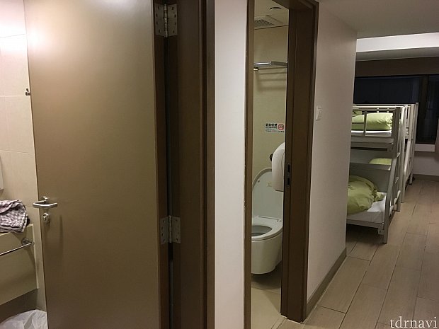 部屋を入り、入口から。手前の2つの個室がトイレ&シャワールームです
