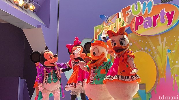 登場キャラはミッキー、ミニー、グーフィー、ドナルド、デイジーです。