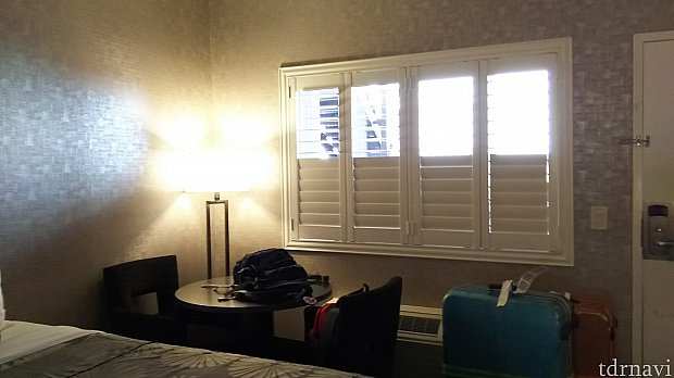 部屋からドア側を。窓があります。