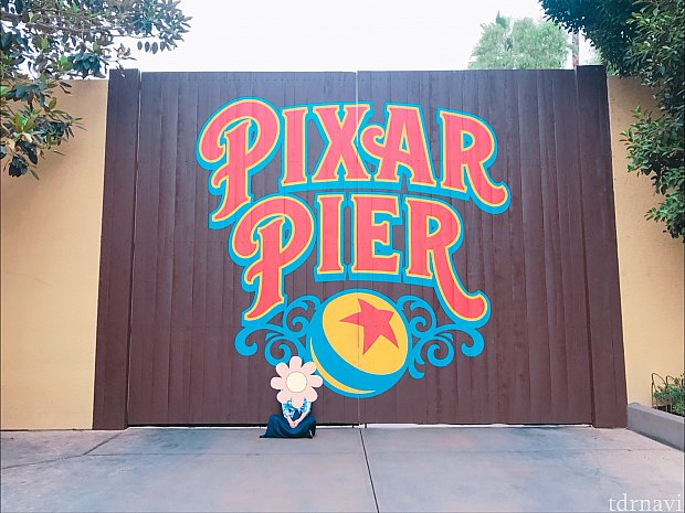 Pixar Pierのロゴの壁
