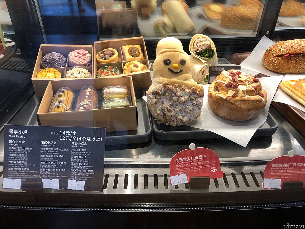 スノーマンのパンも!となりのプチフールも美味しそう