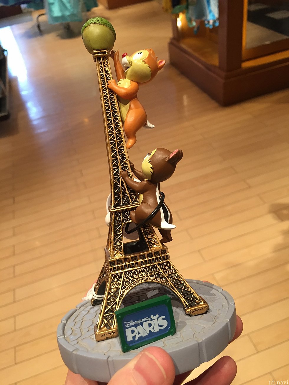 25周年グッズと言うわけでは無いんですが、ディズニーパリらしくて写真に収めて来ました。実はミッキーバージョンもあって、購入して現在僕のデスクのディズニーコレクションに加わりました。今度写真に収めてきます。19.99ユーロでした。