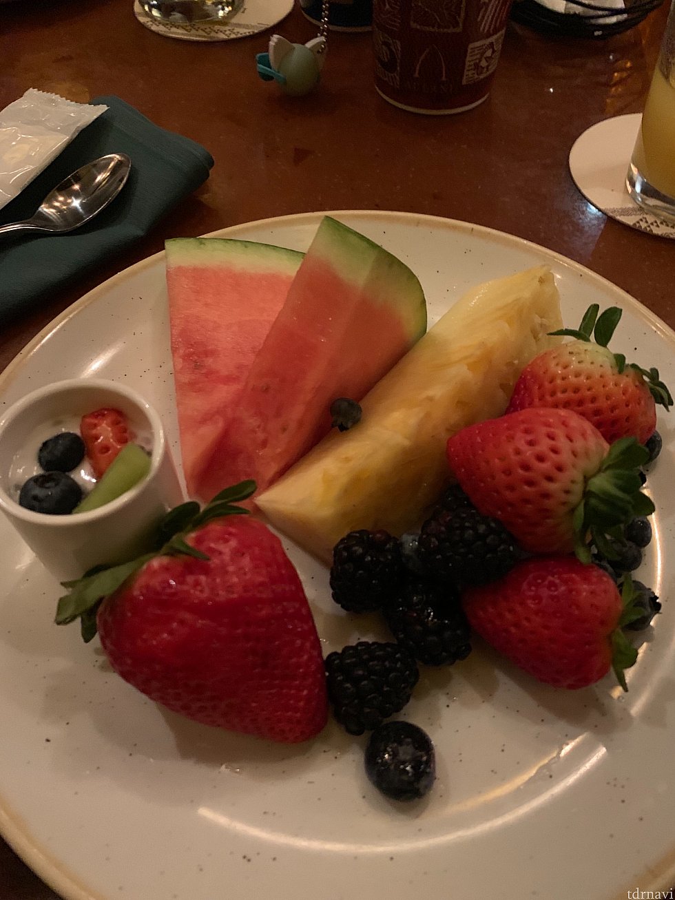 フルーツ山盛り!
お腹いっぱいで、デザートはほとんど取りませんでした。