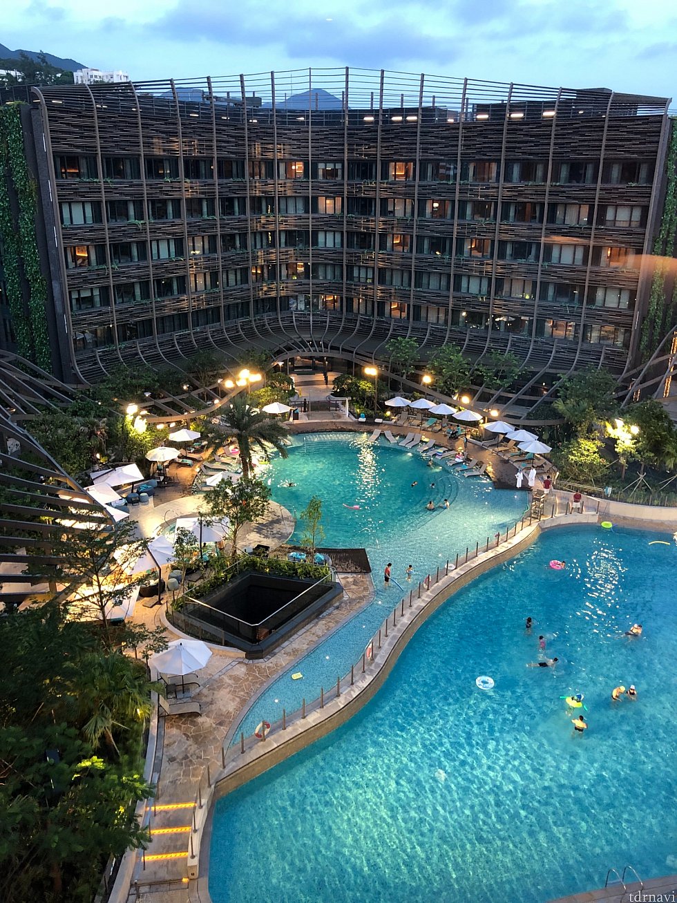 部屋からの夜の眺め。夜遅くまでプールには多くの人が。
