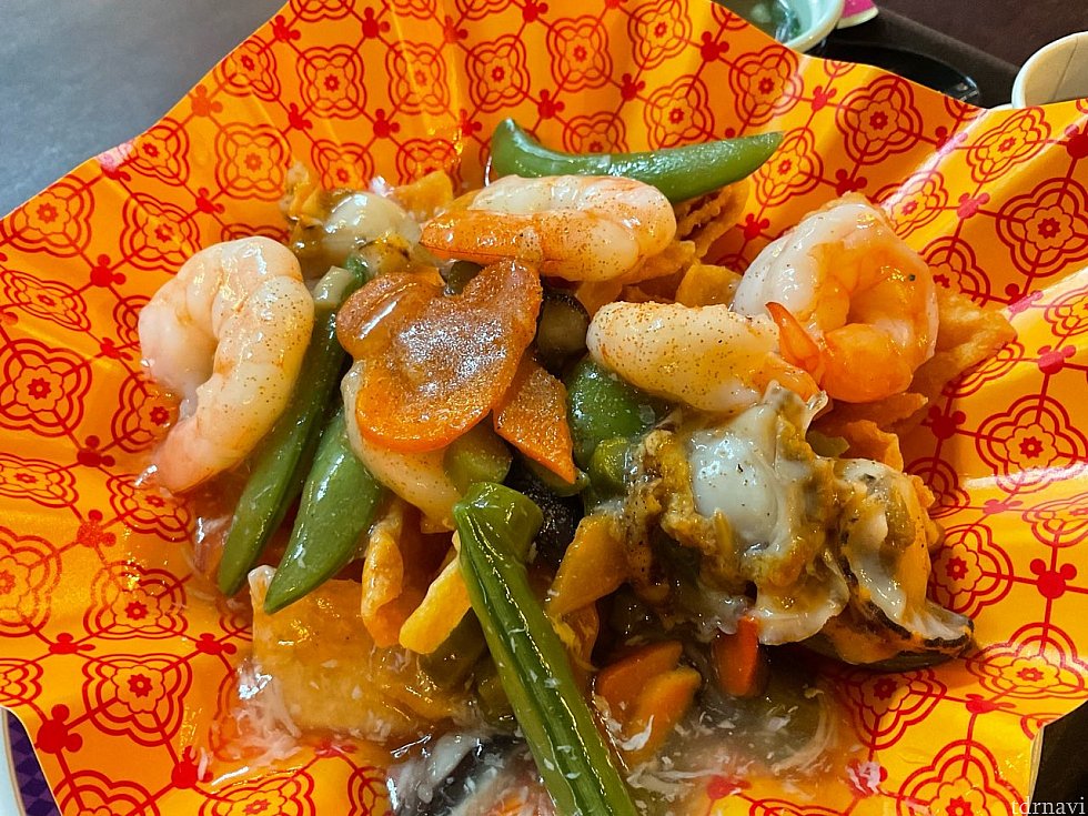 こちらが出てきたもの。エビやホタテ多めです。ぷりぷり！