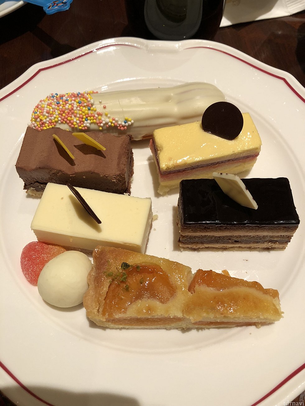 ケーキはチョコレート系が美味しかったです(単に好みの問題かも(笑)