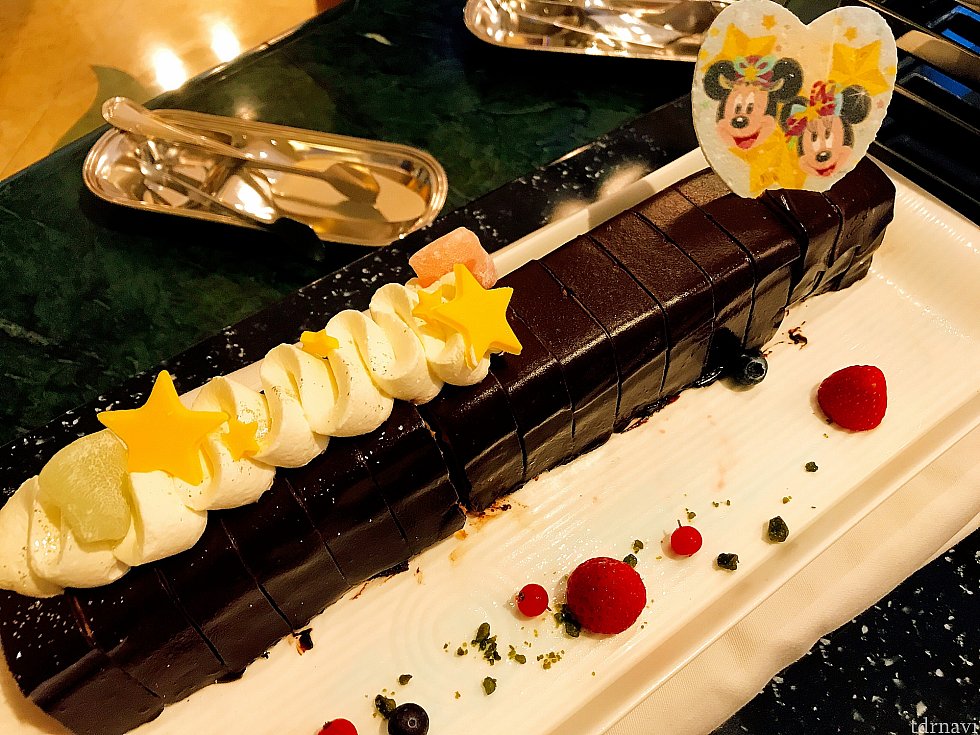 チョコレートとマンゴーのムース 濃厚なチョコレートの中にマンゴーのムースとサクサクしたビスケットのようなものが入っていました。