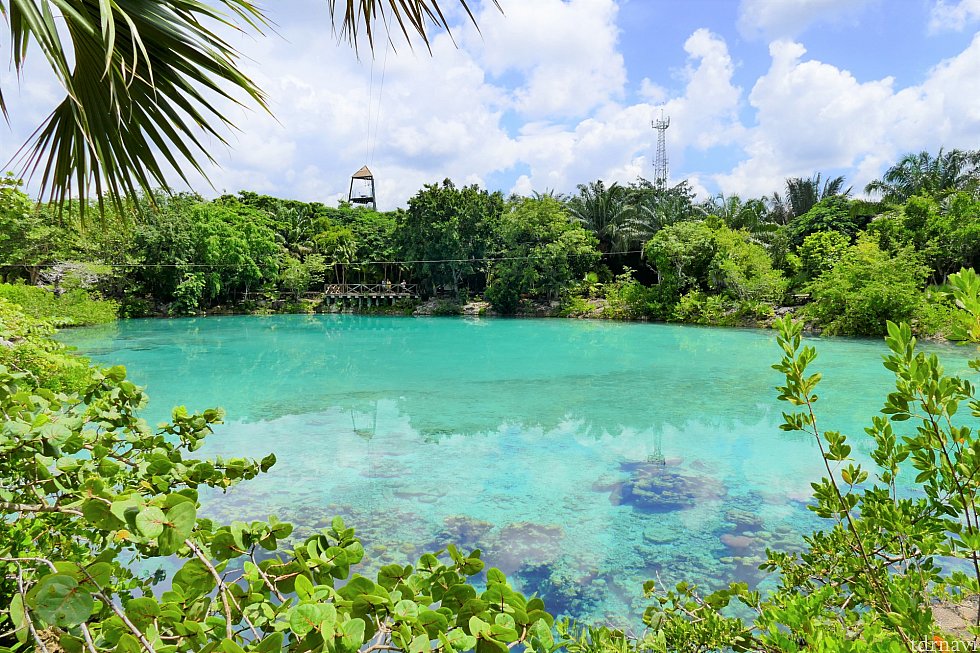 公園内にある湖(?)です。すごく透明度が高くてキレイですが、泳ぐことはできません。写真の中央に写っているやぐらみたいな所から、ロープで対岸に渡るアトラクションがあります!(語彙力なくてすみません…)