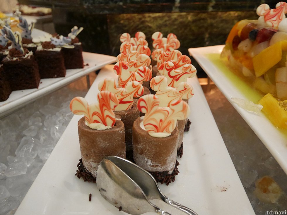 ケーキだけでも全種食べきれないくらいあります。