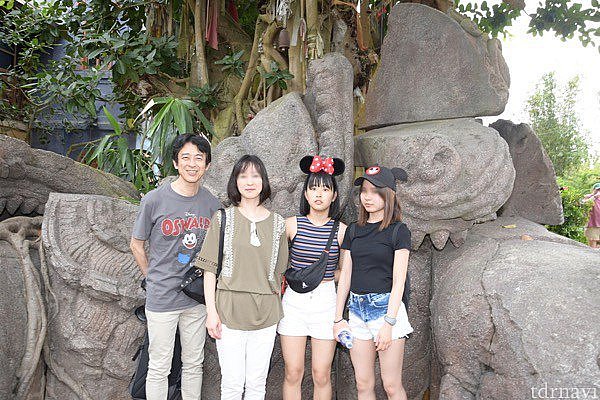 右から3番目のミニーのカチューシャの女の子が、少し不安そうな顔をしています。