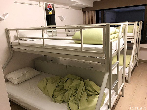 ドミトリーには4人部屋と8人部屋があります。8人部屋は4人の部屋が2つあるような感じなので、8人部屋を選んでも4人部屋を選んでもそれほど変わりません。
この写真は8人部屋です。