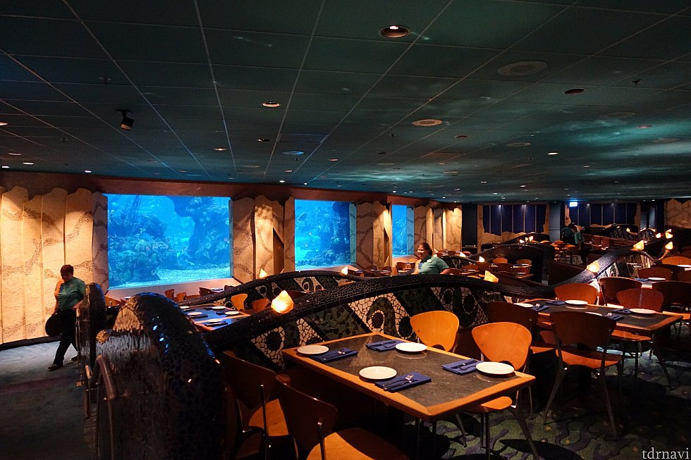 ダイニングから水族館の巨大水槽が眺められます。