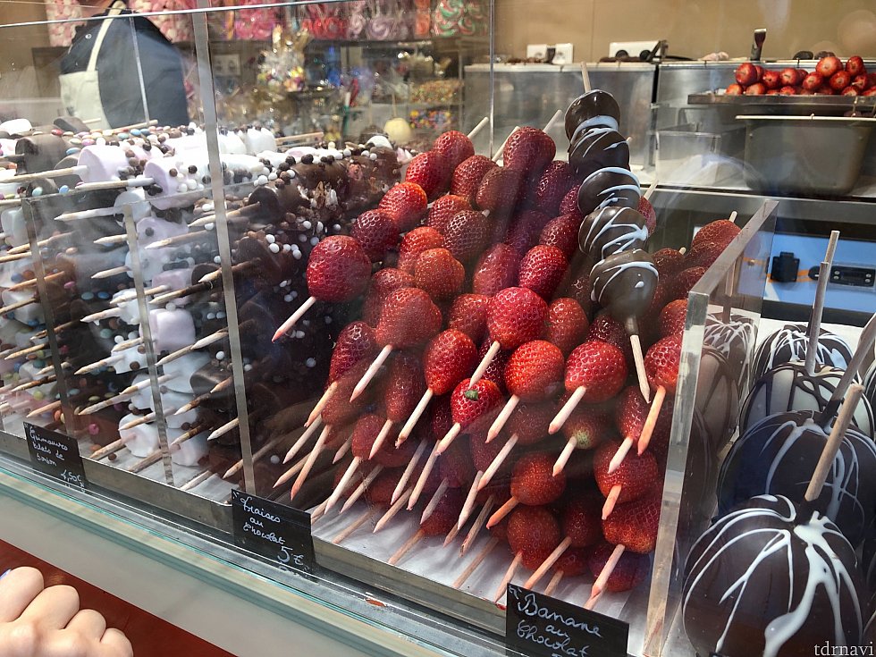 おっきなイチゴが串にささって、チョコレートやホワイトチョコでコーティングしてくれます!