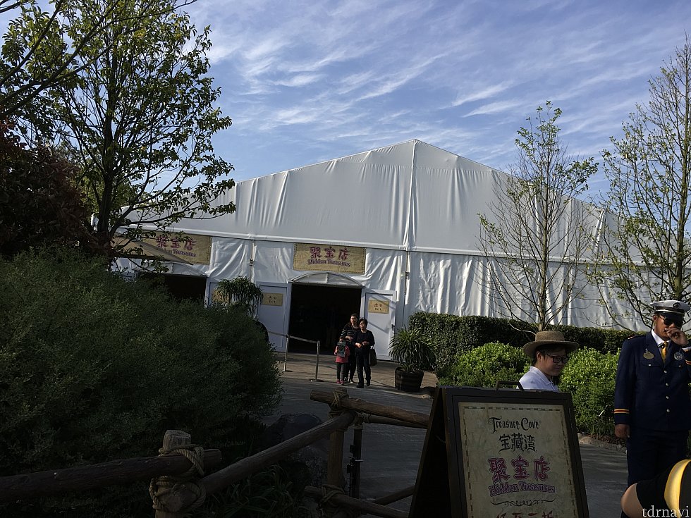 こちらがセールの会場。シーズナルパスを入口で確認されます