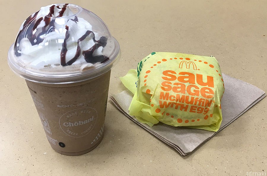 何か買ったらマックカフェ無料クーポンで、ソーセージマフィン(2ドル)を買ったらマックカフェが無料。