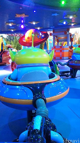グリーンメンのかわいい後ろ姿!
流れる音楽はランダムです。トイストーリーの音楽なのでどの音楽でもノリノリになれること間違いなし!
音楽に乗って隣の人を押しつぶしてギュ~~!!!
