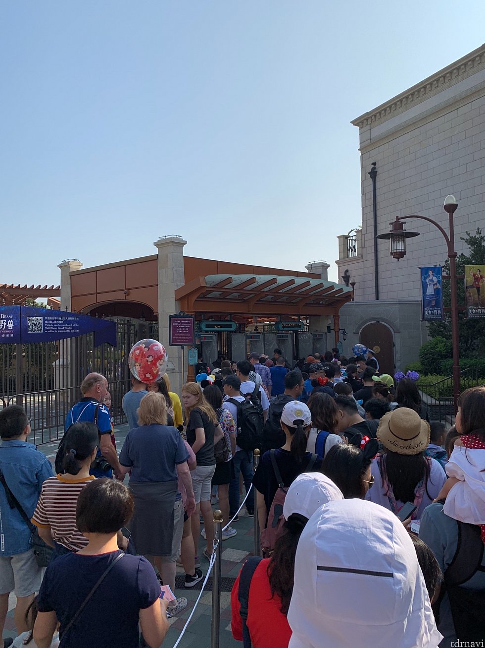 ディズニータウンからの入場が可能です
若干混みますが、一般に比べたら早いものです😅