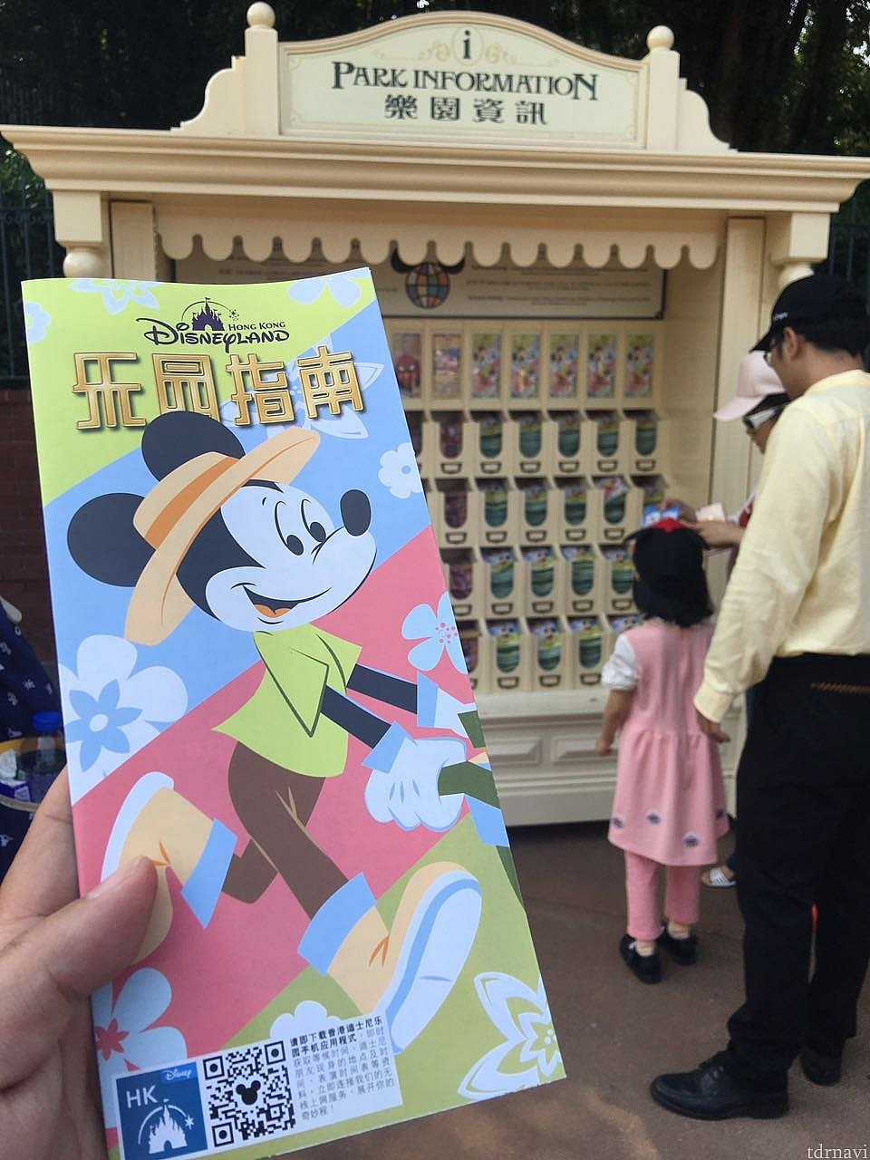 向かって右手の方にガイドが置いてあります。日本語版はシティホールでもらえます。