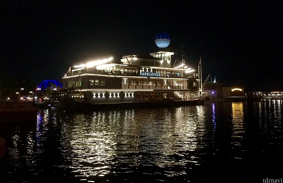 Dapper Dayウィークエンドは、金曜日の前夜祭から始まります。今回はPaddle Fishレストランの屋上デッキで行われていました。左側の1番光っているところで開催されていました。