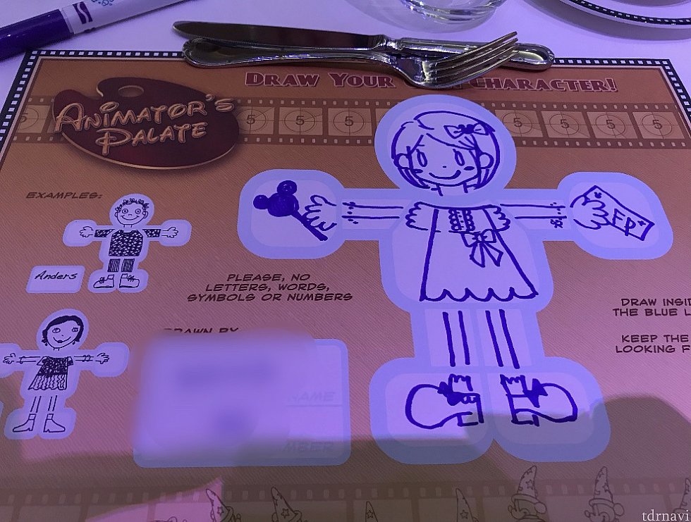 お絵かきタイムのある日。こんな感じで紙に絵を描きました(笑)