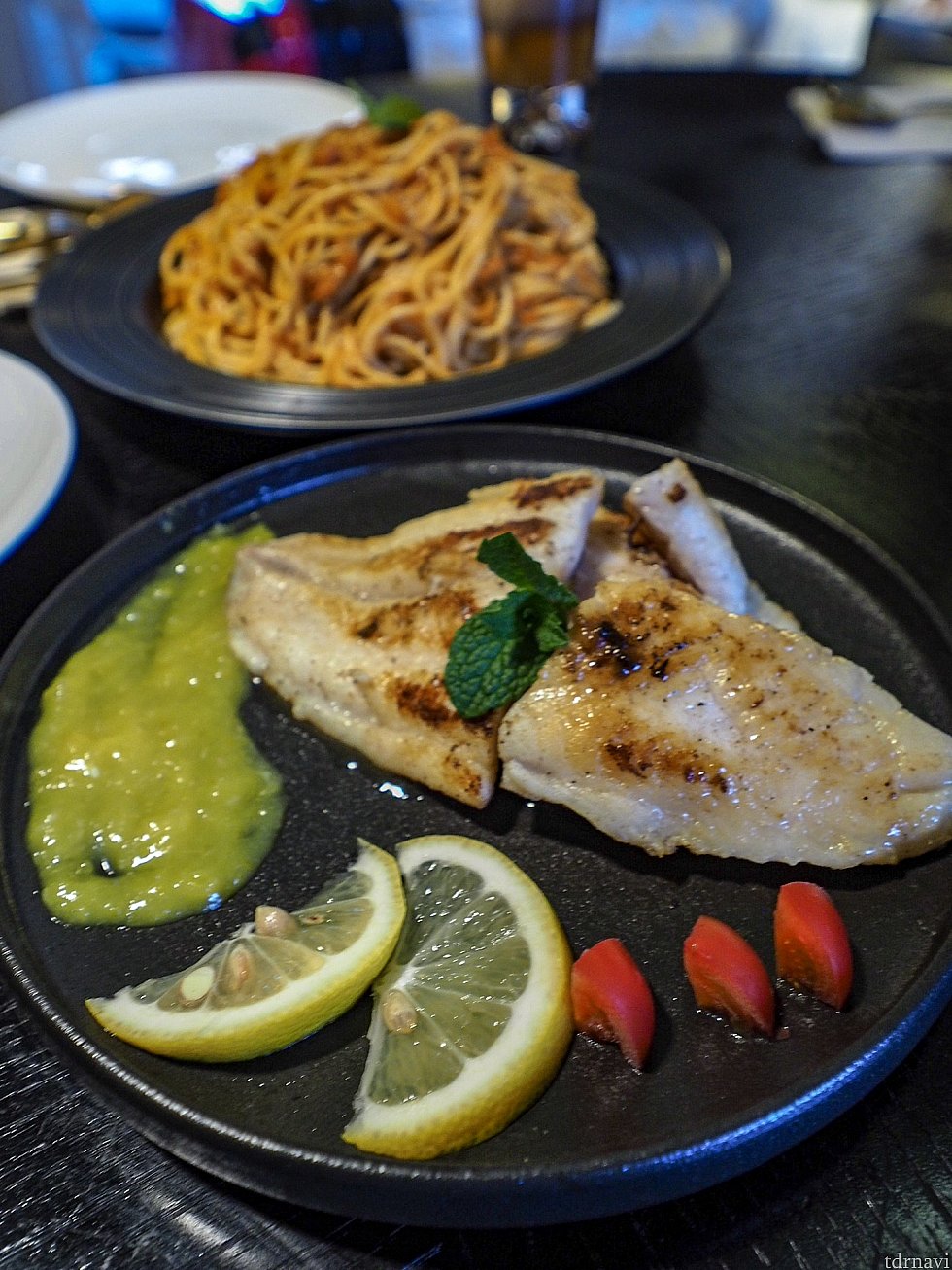 魚はレモンソース、奥にあるのはスパゲティミートソース。