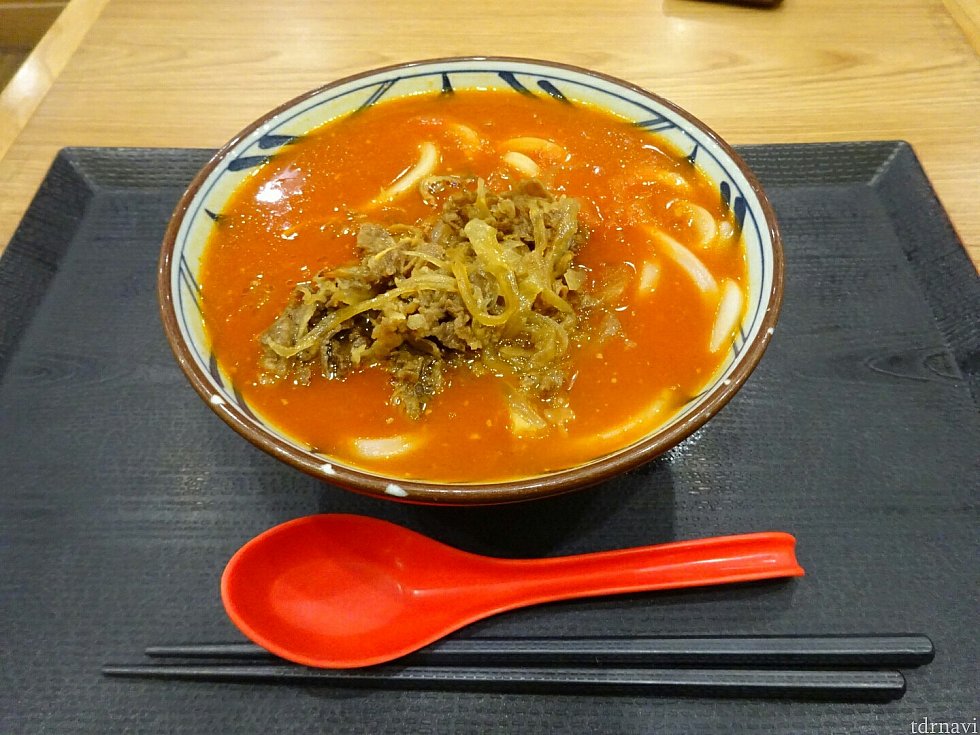 現地の限定メニュー。トマト牛肉うどん。イメージどおりの味で美味しかったです。