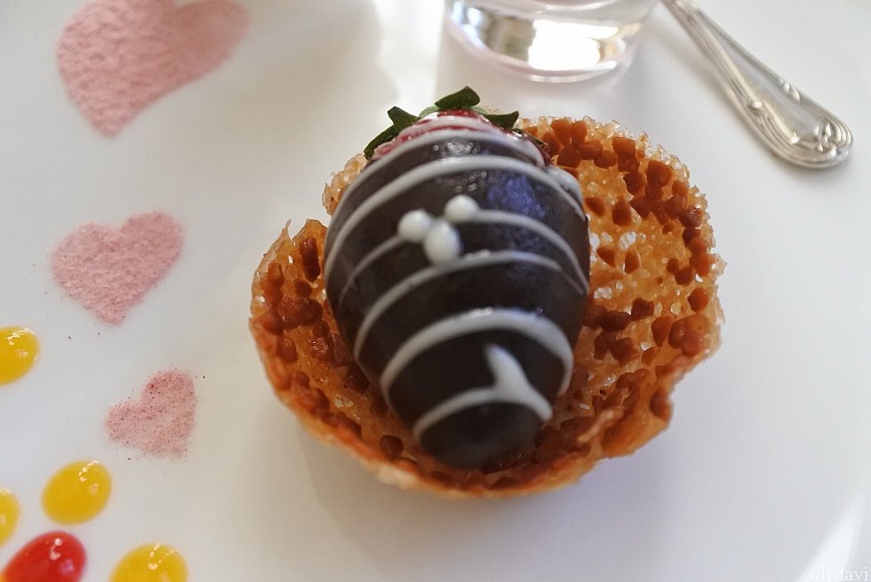 いちごのチョコレートがけ。よーくみると隠れミッキー!
細かいところまでこだわるのディズニーらしくていいですよね🎵