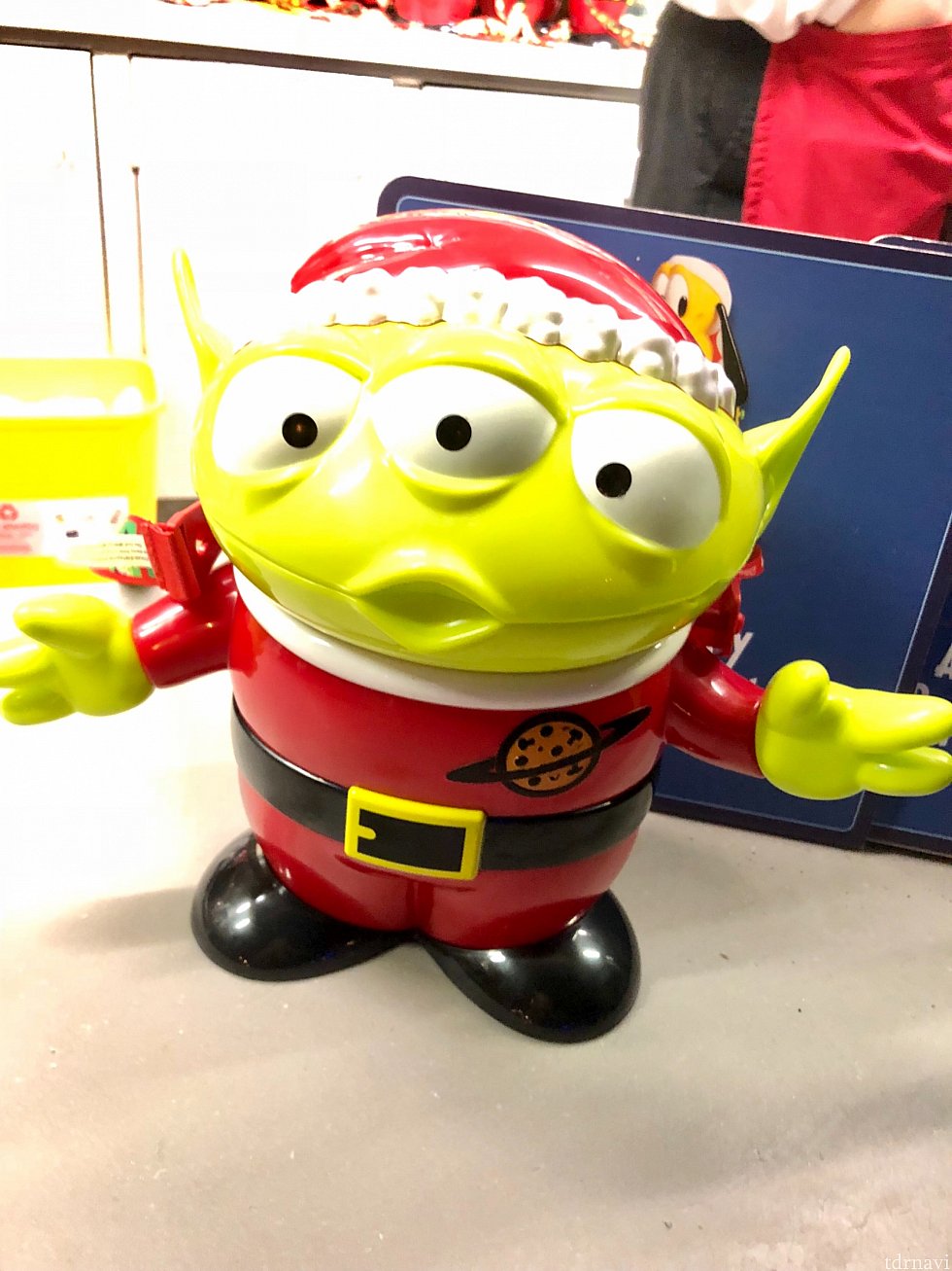 そしてこのグリーンエイリアンのポップコーンスーベニアカップ!ゲストが行列を作っていましたね。でも意外と効率が良く、見た目より早く買えたと親切なゲストさんが教えてくれました。お値段$25。結構大きく、口がパカっと上に大きく開きます。