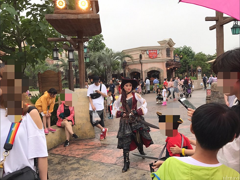 海賊のお姉さん登場!