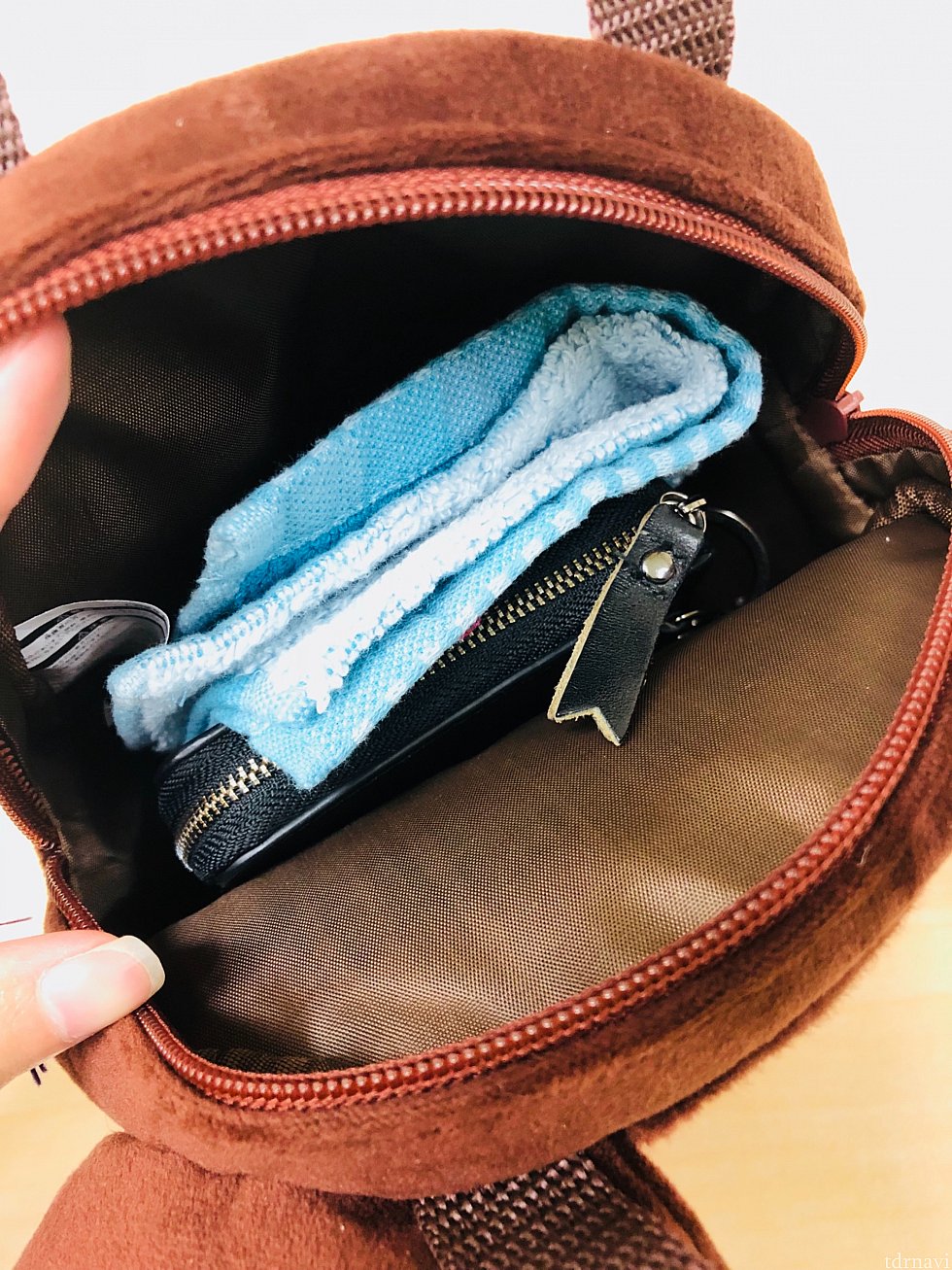 中面は焦げ茶色。
小さいペットボトルは入らなくはないと思いますがシルエットが崩れそう。
iPhone X、入ります! 最新機種も大丈夫そうです。