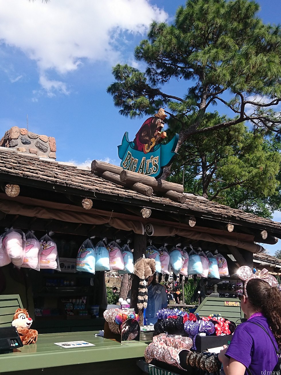 お向かいのビッグアルの店。
あらいぐまのサミーの様な帽子以外、カンベアらしさのあるグッズはありませんでした😢
衣料品の店には落ち着いた色味のシャツがありましたが、パス。もっと派手なのが欲しい!