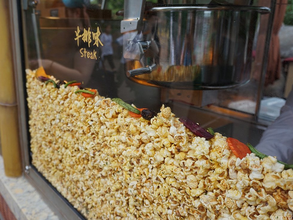 ステーキ味のトッピングは野菜チップス!美味しそう