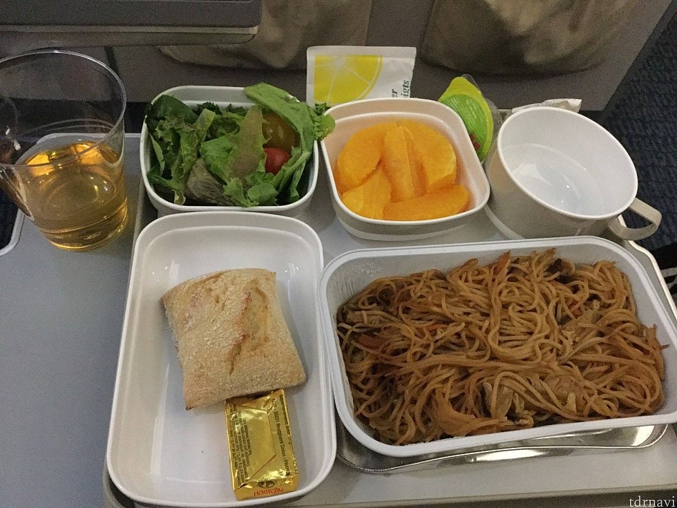 CDG−PVGでの2食目。焼きそばは油っぽさが合わなかったのでフルーツとパンだけいただきました><