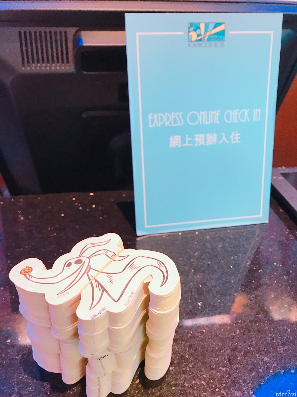 チェックインカウンターでもらえたステッカー!ゼロをたくさんくれてびっくりしました!