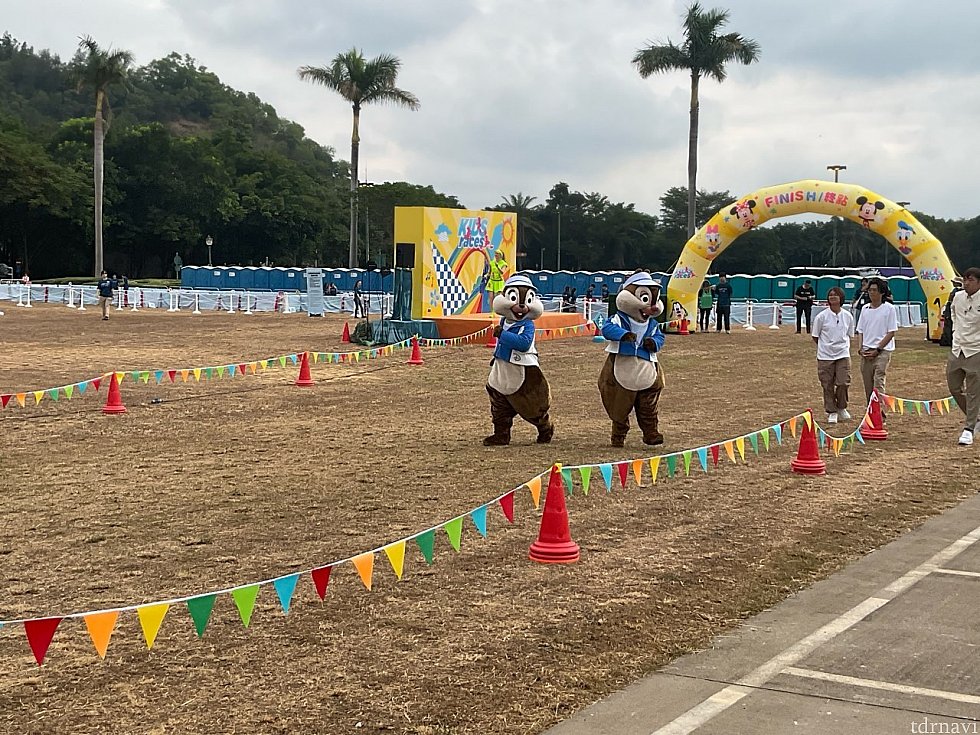 キッズレーススタート直前にチップとデールがやってきました